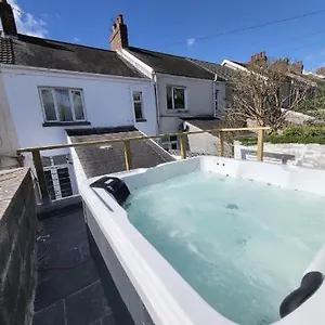 Holiday home Bright 3 Bedroom House With Hot Tub, Swansea